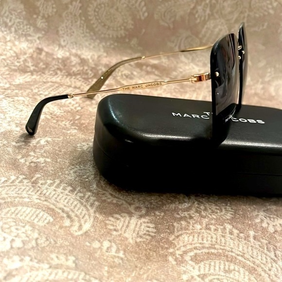 Brand New The Marc Jacobs Square Sunglasses w/ Gold Tone Metal Heart Shaped Rim main image 12